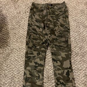 Green camo jeans with rib pattern near knees